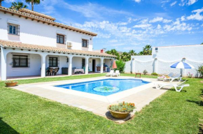 Amplia casa rural con precioso jardín cerca de Málaga capital.
